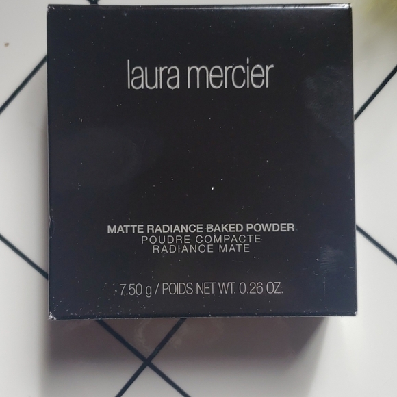 LAURA Mercier matte radiance baked powder. - Picture 2 of 4